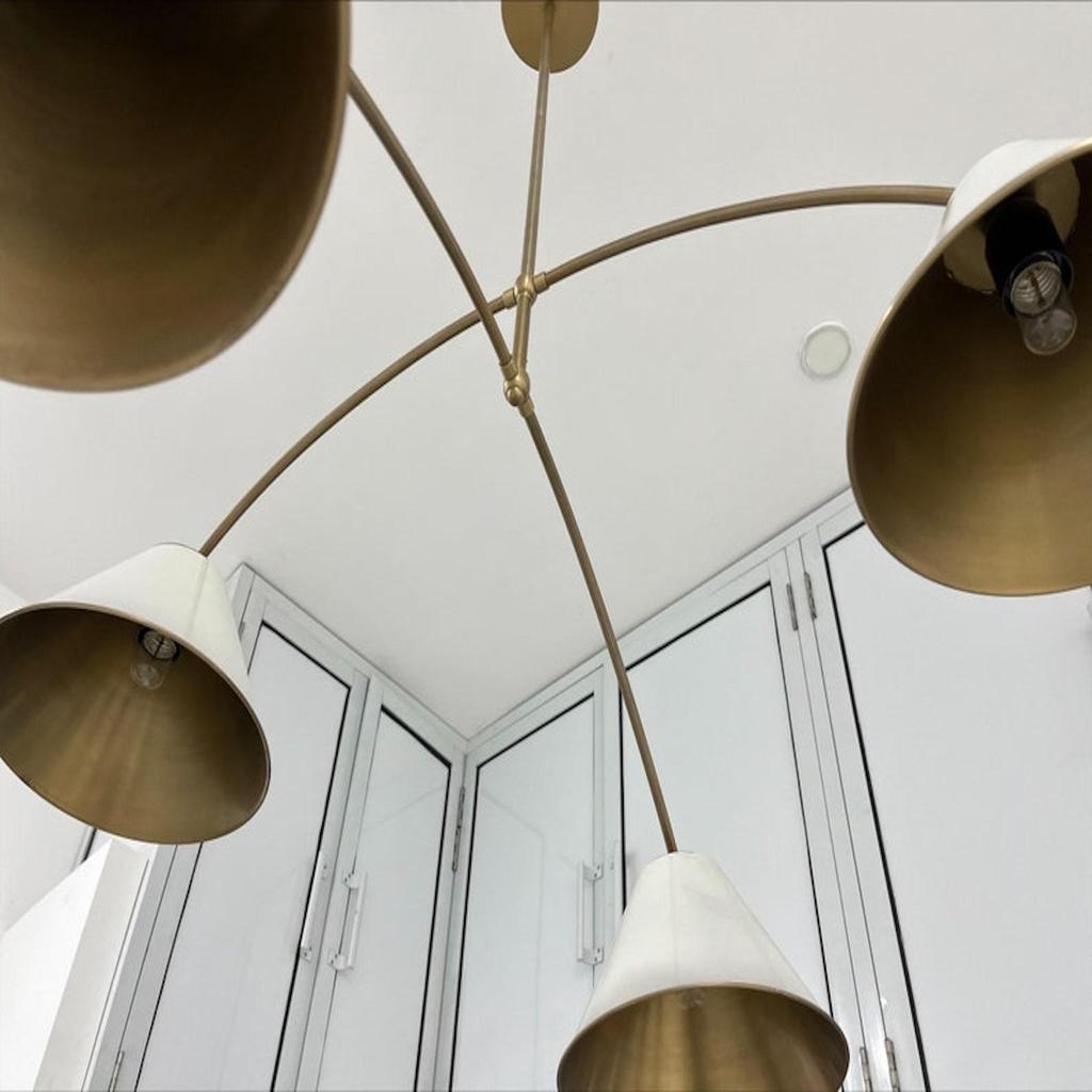 Candelabru Stilnova Sputnik cu 4 abajururi, din alamă brută de la mijlocul secolului, cu candelabre alb-gălbui