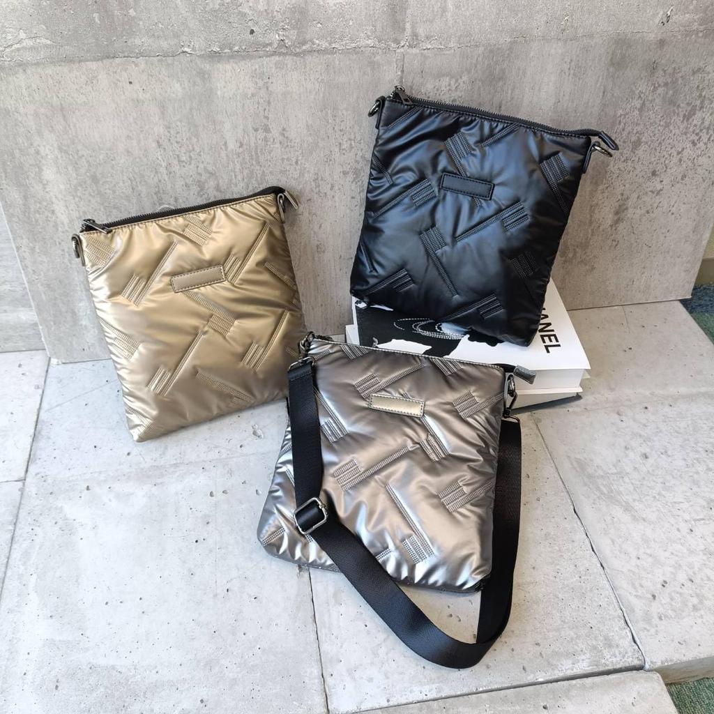 [mauve] Lightweight and Fluffy Nylon Shoulder Bag, Weighing 24 Grams, 2-Way, CrossbodyStrap, Perfect for Rainy Days, Unisex, Men's and Women's (Black)