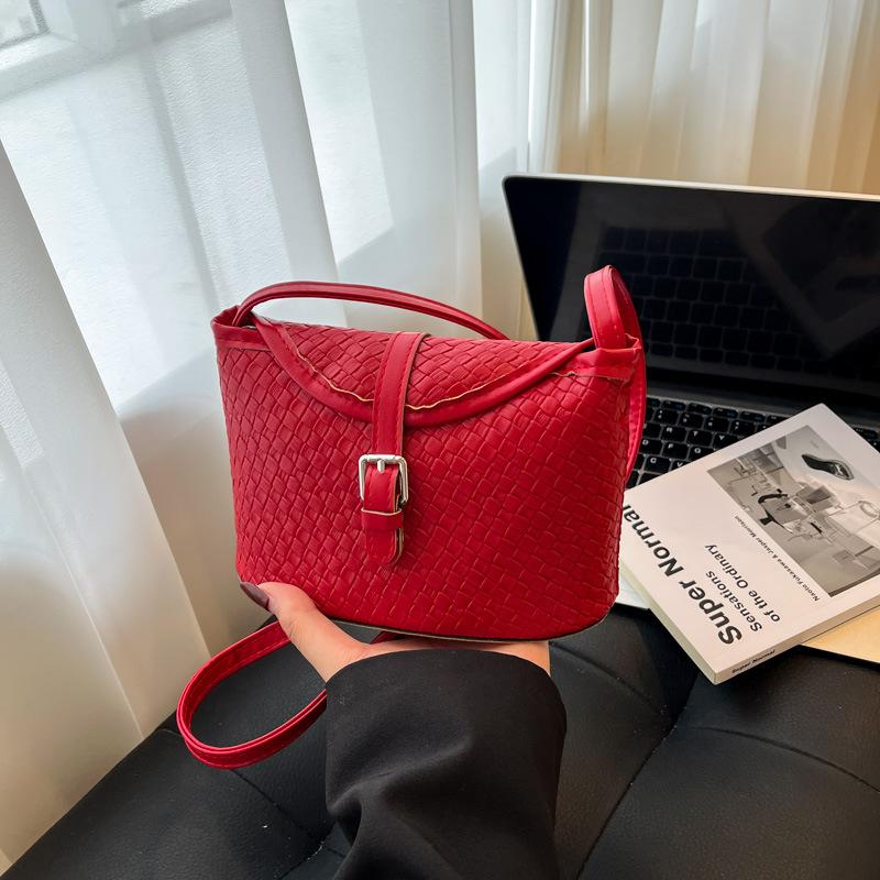 

Summer popular woven pattern small bag women s 2025 new fashion simple box bag bucket bag texture messenger bag красный
