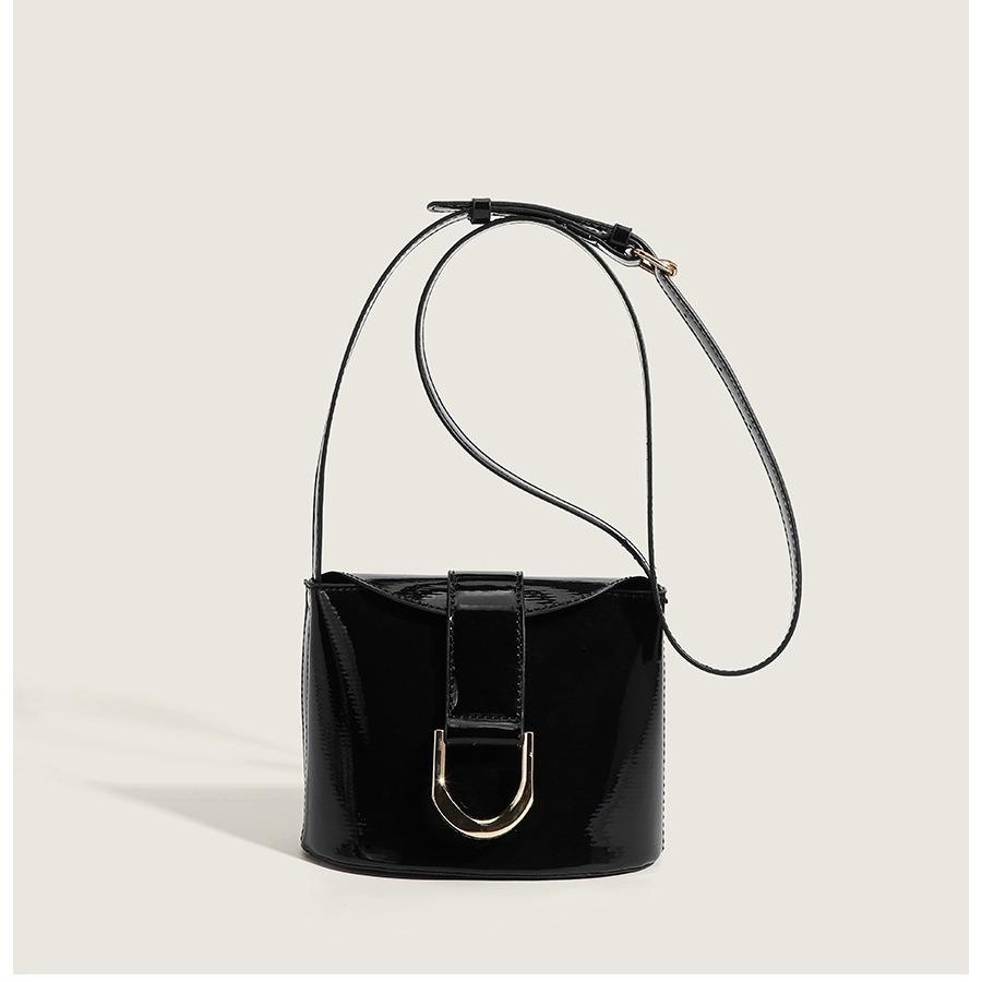 

Niche retro patent leather bucket bag women s mini small bag fashionable versatile horseshoe buckle shoulder bag messenger bag tide чорний