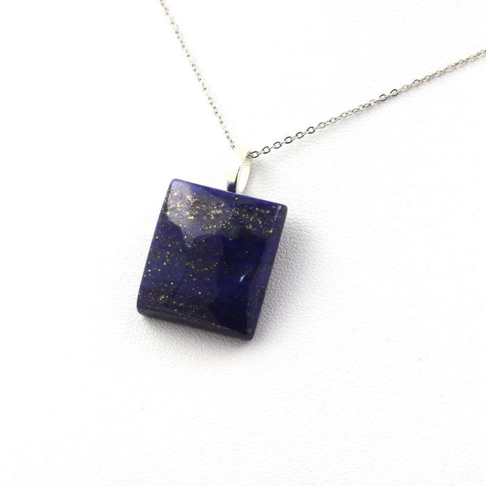 Pierres et Minéraux. Collier Lapis Lazuli. 51.78 ct. Forme rectangle..