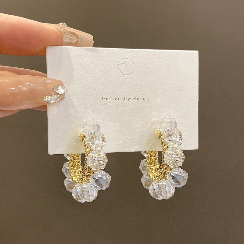 Silver needle light luxury C-shaped earrings women s simple irregular new beaded stud earrings high-end atmospheric earrings