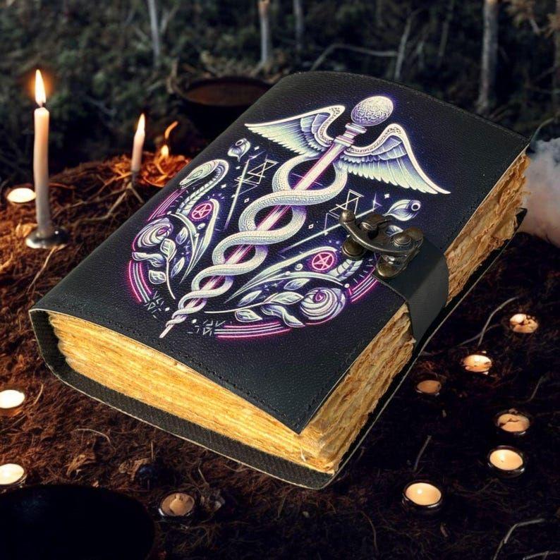 

Кожаный журнал Готическая записная книжка Принт змеи Гримуар - Винтажный журнал ручной работы Книга теней Колдовские журналы Подарок для мужчин 7 x 5 in