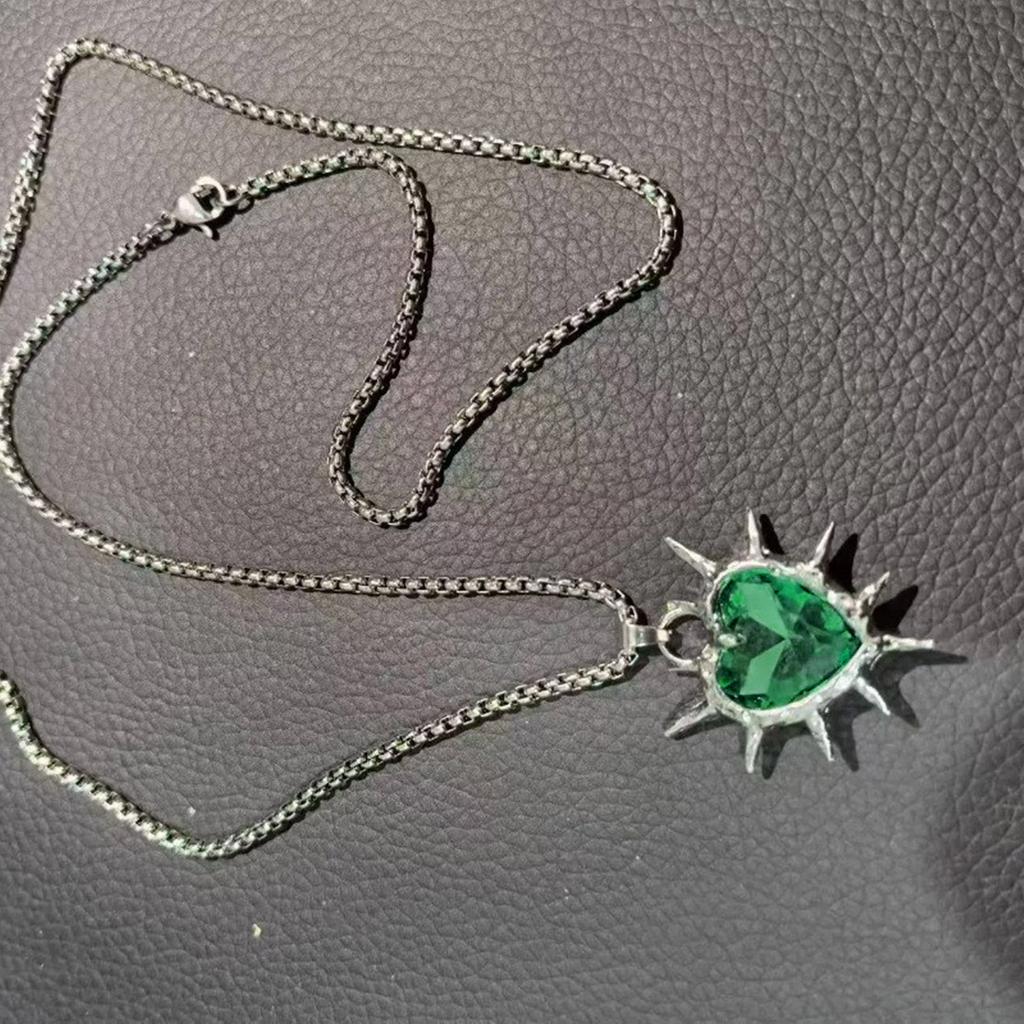 Elegante Robuste Legierung Liebesherz Halskette mit Dornendesigns Tragbares Modeaccessoire für Partyzubehör und Dates