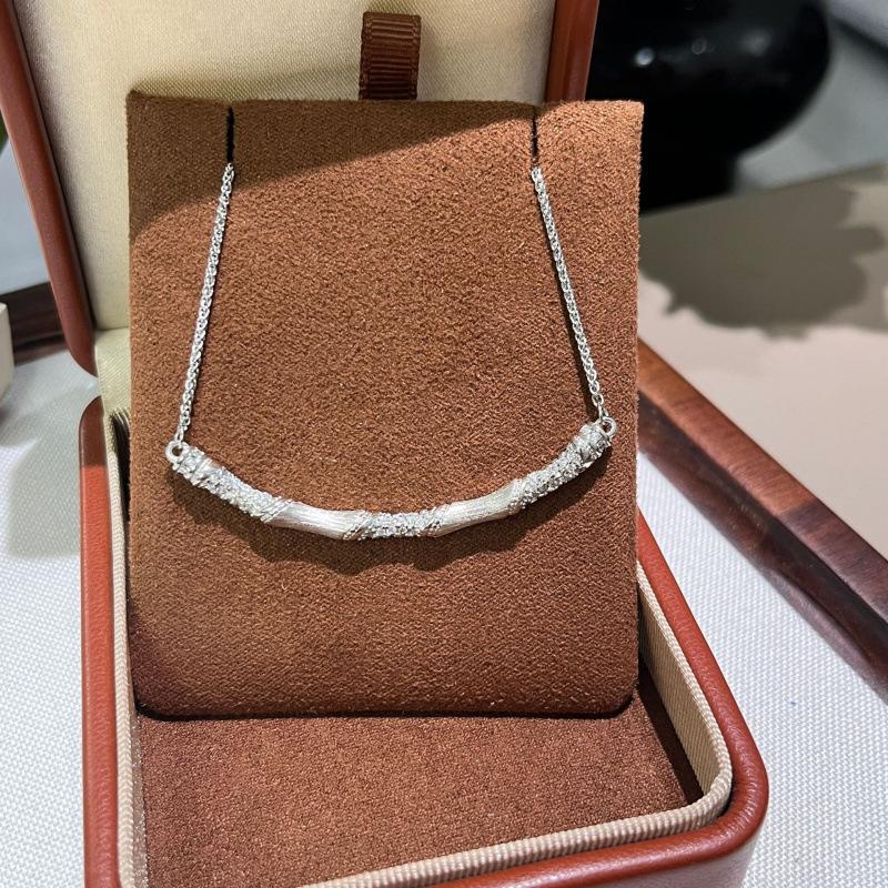 Такое же ожерелье из бамбука с алмазной шлифовкой в золотом магазине — это высококлассная, высококлассная ретро-цепочка на ключицы