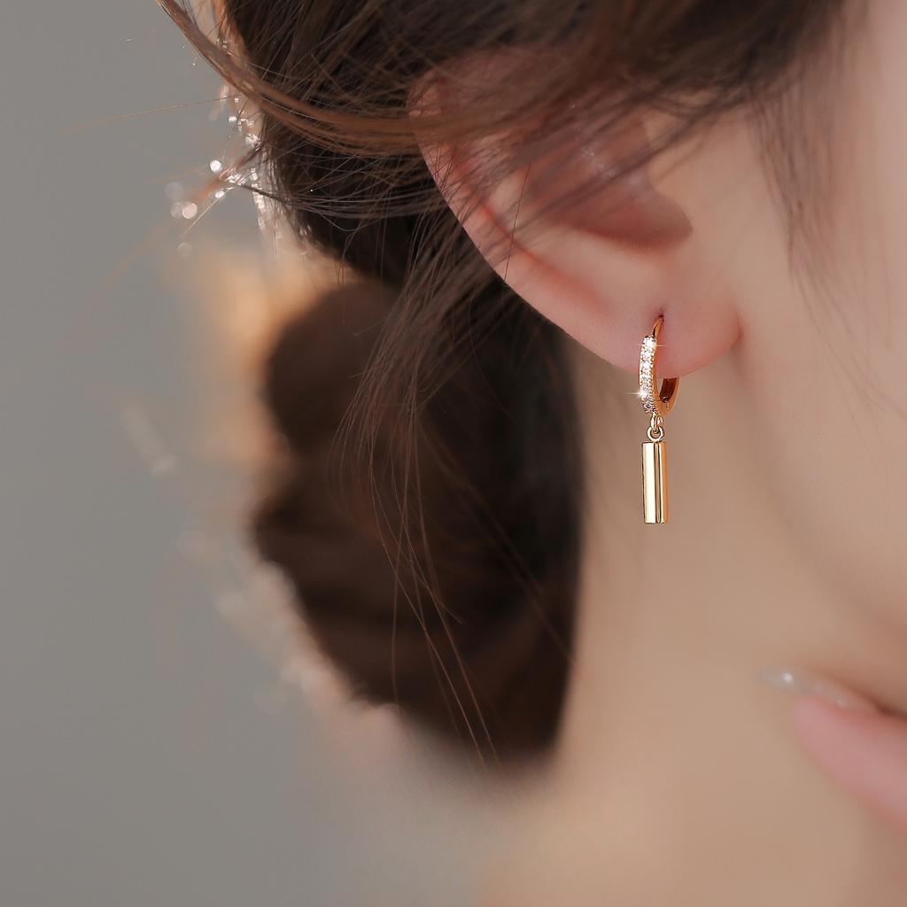 Proste i minimalistyczne kolczyki geometryczne w kształcie walca, niszowy design z nutą luksusu, wysokiej klasy, nowe, modne kolczyki zapinane na klamrę