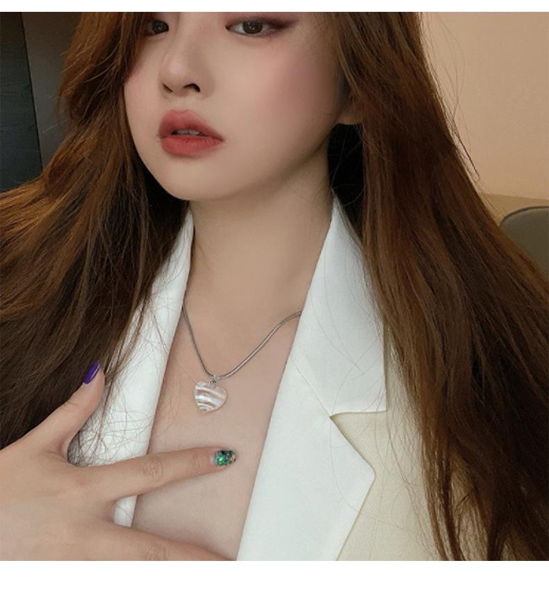 Elegant Metal Heart Clavicle Necklace for Women - Light Luxury Design