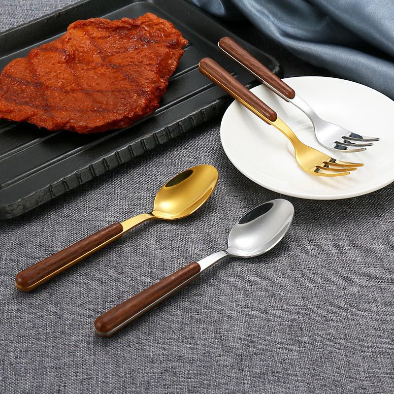 Besteckset aus Edelstahl mit Griffen in Holzoptik: Messer, Gabel und Löffel – Retro-Stil für westliches Essen.