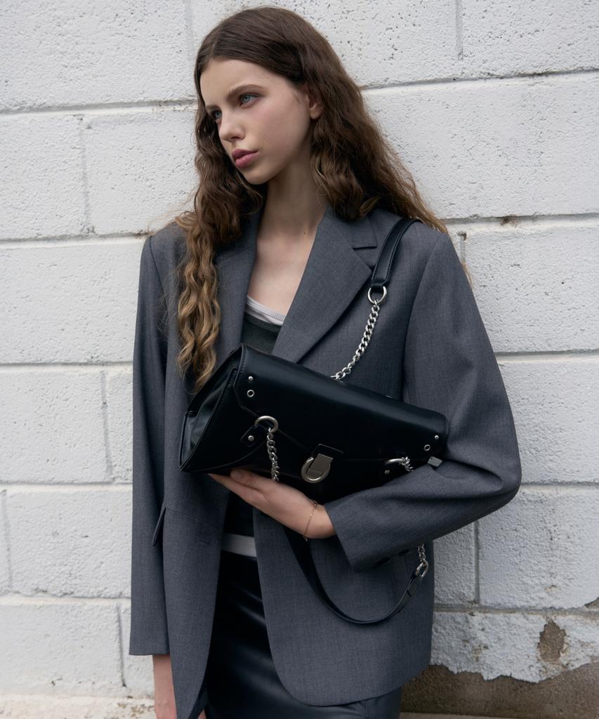 Leathery Messenger Chain Shoulder Bag [Black]