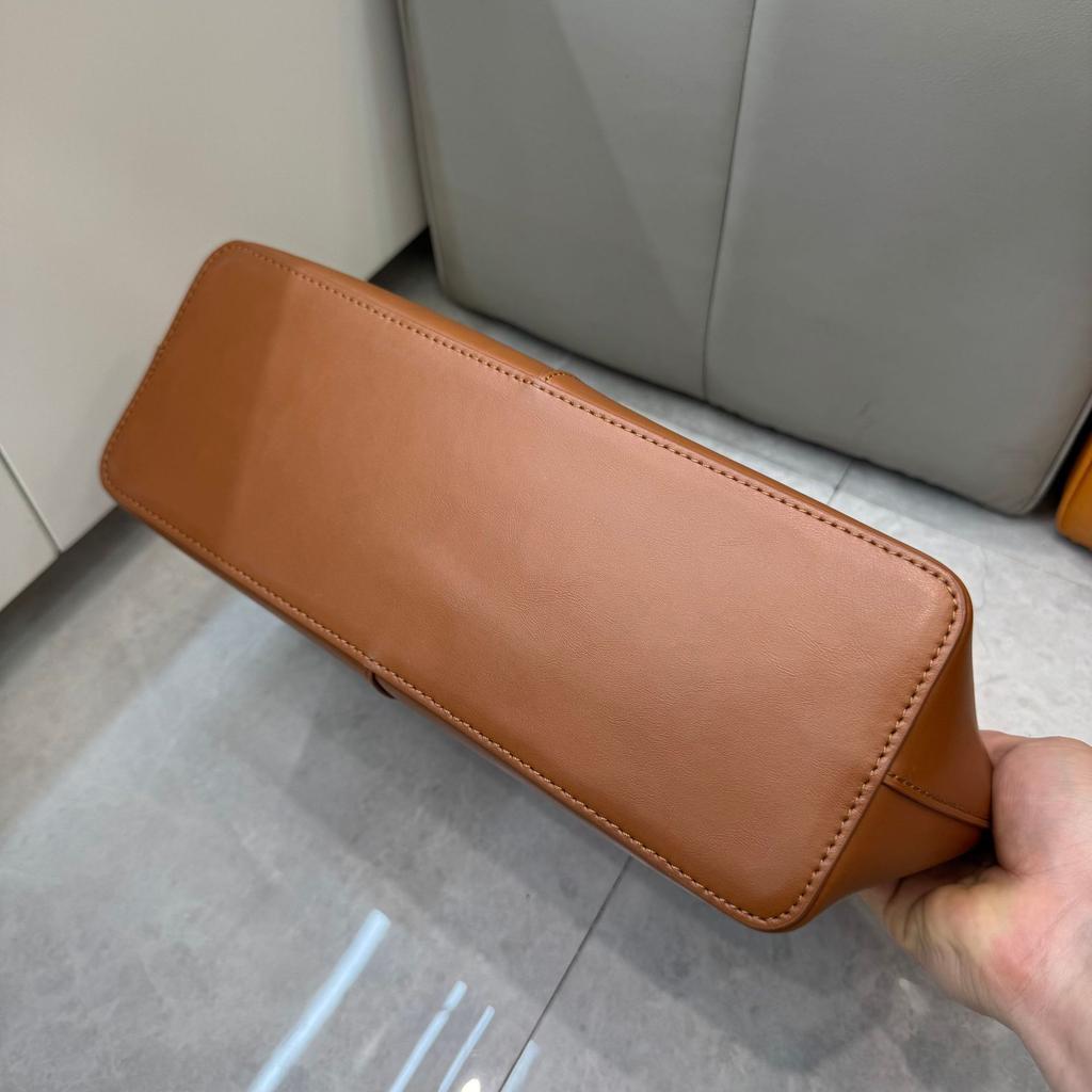 2025 Cross-border First-layer Cowhide Retro Large-capacity Magnetic Tote Bag Handbag Commuter Versatile Messenger Bag Bag Woman