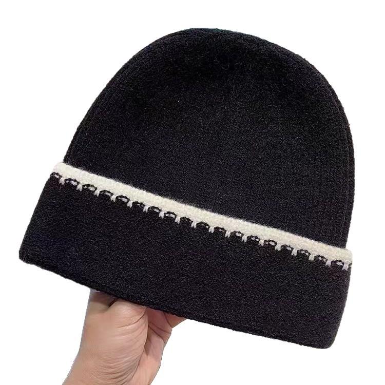 Korean-style Simple Color-block Striped Beanie, a Warm Knitted Hat for Women, Perfect for Autumn and Winter, and Designed To Make the Face Appear