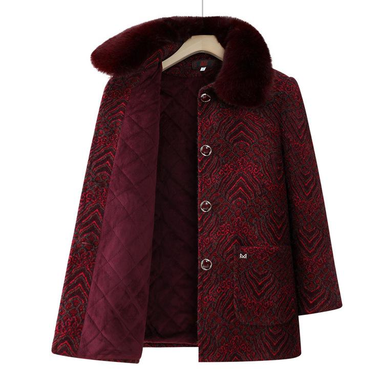 Starší podzimní a zimní kabát je podšitý a zesílený a nový zimní kabát pro babičku je vlněný.