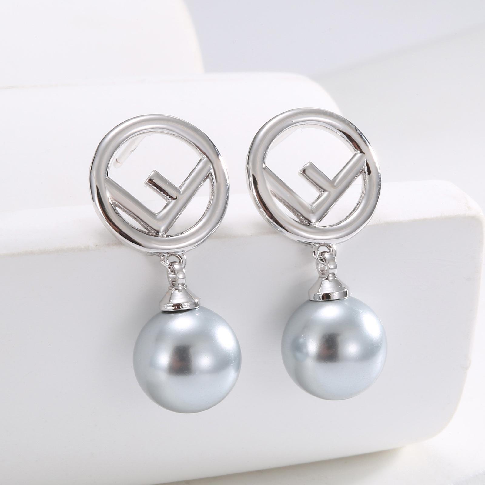 

High-End F Letter Square Diamond Pearl Earrings for Autumn and Winter 925 silver needle 5.5g