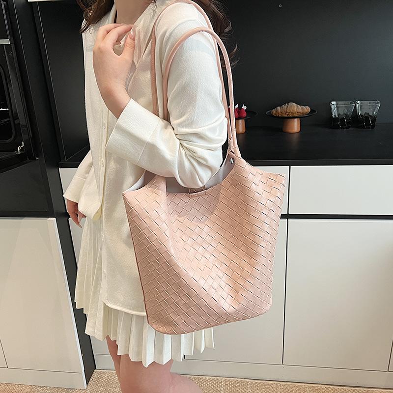 

Spring new woven pattern casual simple large capacity retro underarm portable shoulder bucket bag women белый