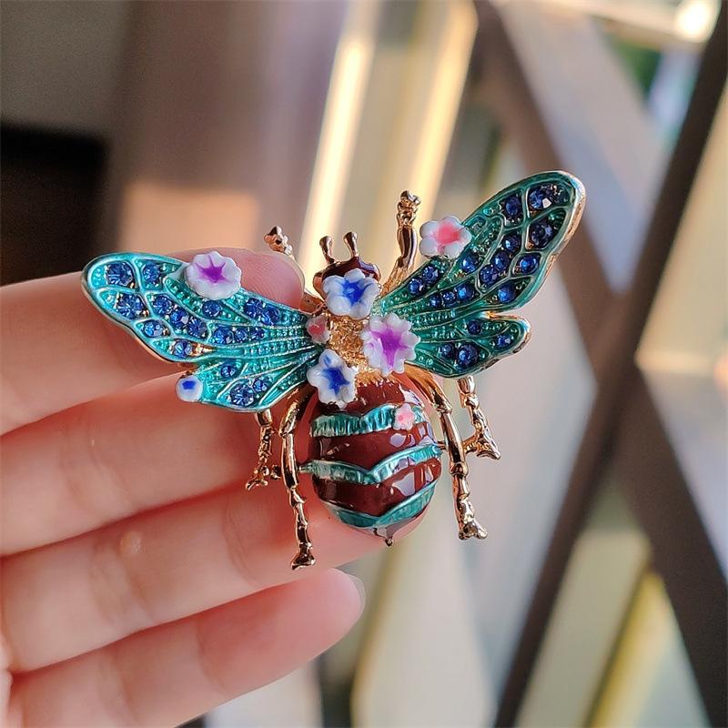 European and American Retro Namel Honey Brooch Female Decorative Accessories