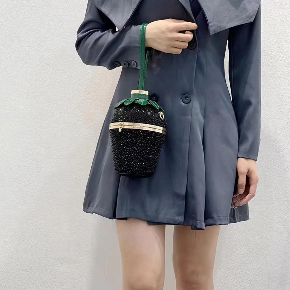 Süßes Erdbeer-Design Abend-Clutch-Tasche Handtasche Luxuriöse Strass-Umhängetasche Diamanten Kristall Hochzeits-Geldbörsen Crossbody-Taschen