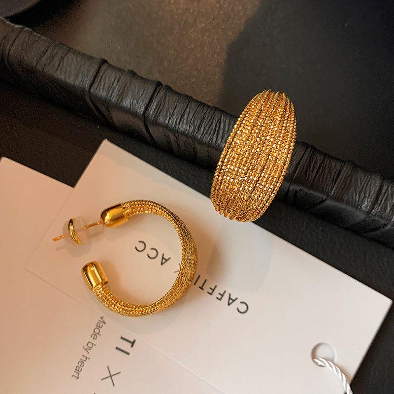

European and American C-Shaped Metal Silver Braided Brushed Earrings for Women, Niche Design, High-End Ear Studs, 2026 New Style Gold