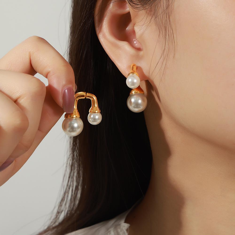 European & American Retro Pearl Earrings: Luxurious French Style with Smooth Metal Finish for Women