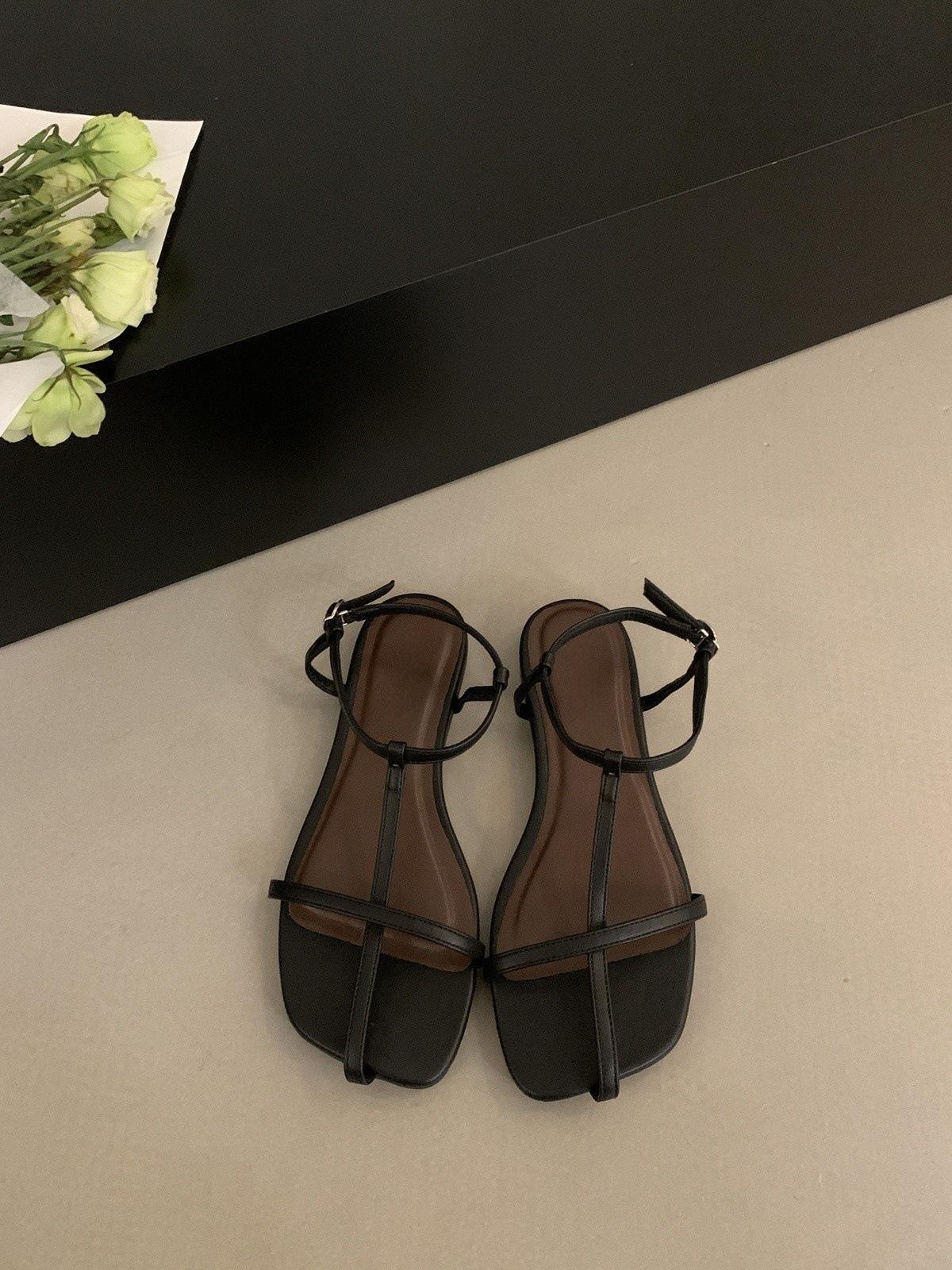 

French flat-bottomed thin-strapped sandals women s shoes 2025 new summer Korean version versatile minimalist beach shoes Roman shoes 35