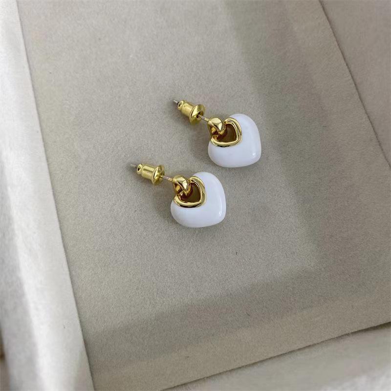 

Елегантні жіночі сережки-краплі у французькому стилі в стилі ретро з емаллю – нішевий дизайн, легка розкіш, універсальний стиль oil dripping heart білий