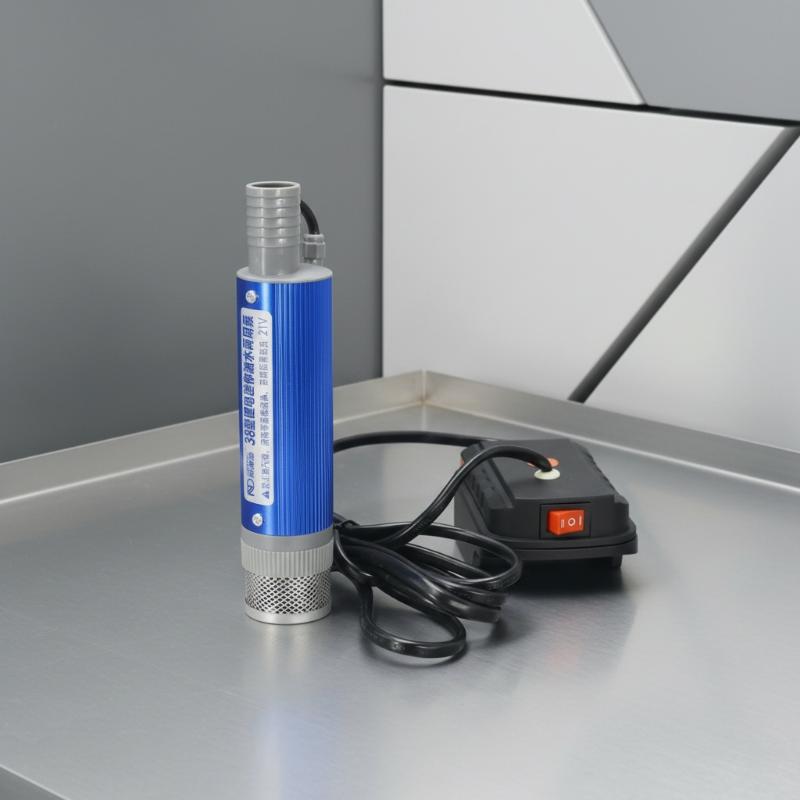 Přenosná 12V lithiová pumpa pro naftu a vodu s průtokem 40-60 l/min Navrženo pro 21V baterie Kompaktní a snadno použitelná