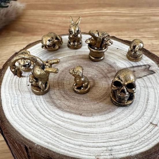 8PCS Hinge Decorative Ornaments Resin Miniature Figurines Hinge Toppers Retro Style Home Decorations for Cabinet Doors