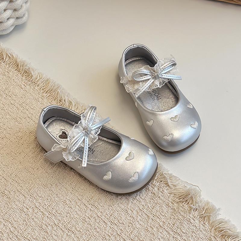 

Spring Heart Embroidery Soft Sole Baby Walking Shoes Girls Bow Leather Shoes Infant Casual Princess Shoes size 21 серебряный
