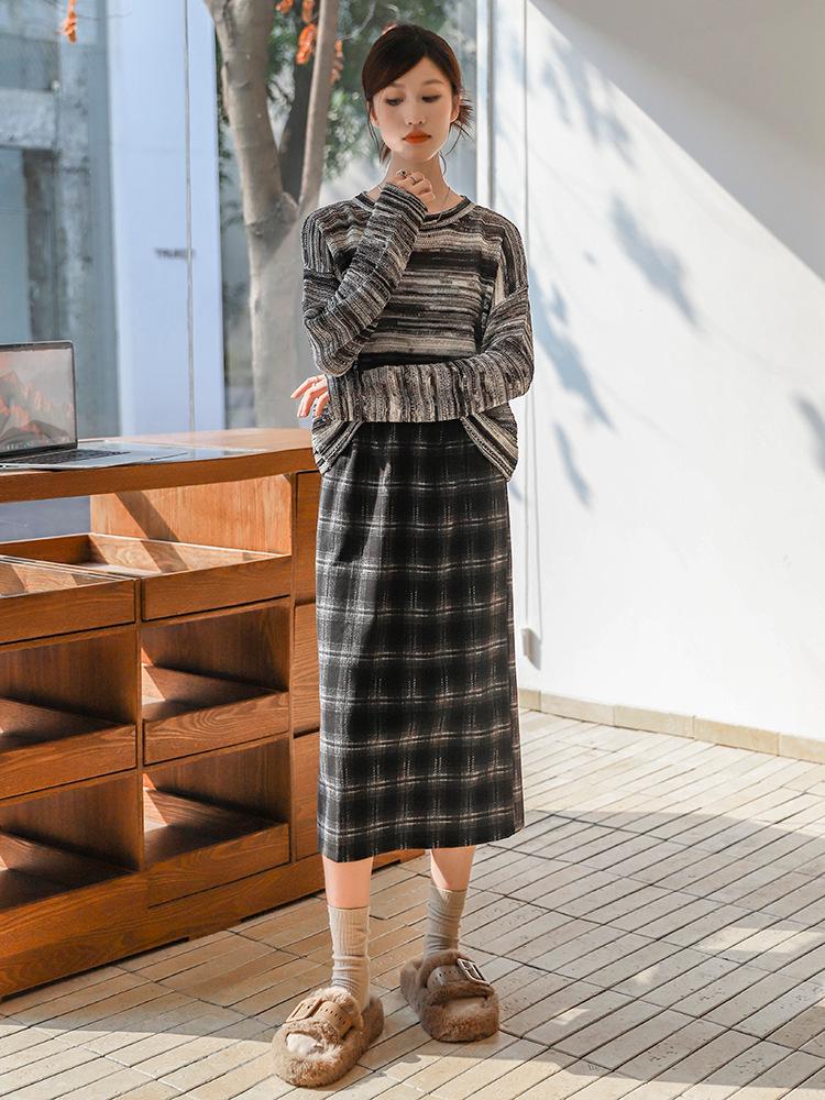 2024 Retro Plaid Fleece-Lined Wool Midi Skirt with High Waist & Back Slit