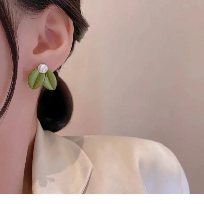 Boucles d'oreilles asymétriques mode coréenne feuilles vertes fleur blanche pour femmes boucles d'oreilles clous perle mignonnes douces bijoux piercing cadeau