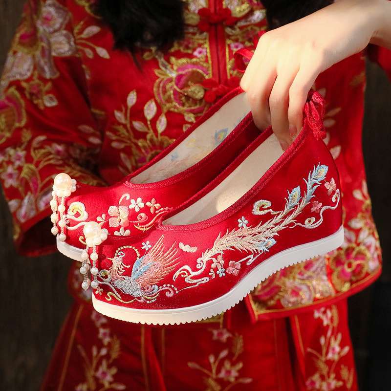 Embroidered Shoes Wedding Xiuhe Wedding Shoes New Old North Chinese Ancient Bridal Wedding Shoes Xiuhe Clothing Heightening Cloth Shoes