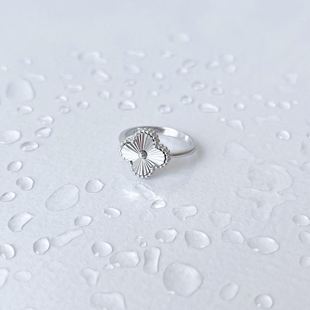 Серебряное кольцо с без камней, вес изделия 3,4 гр (2143529)