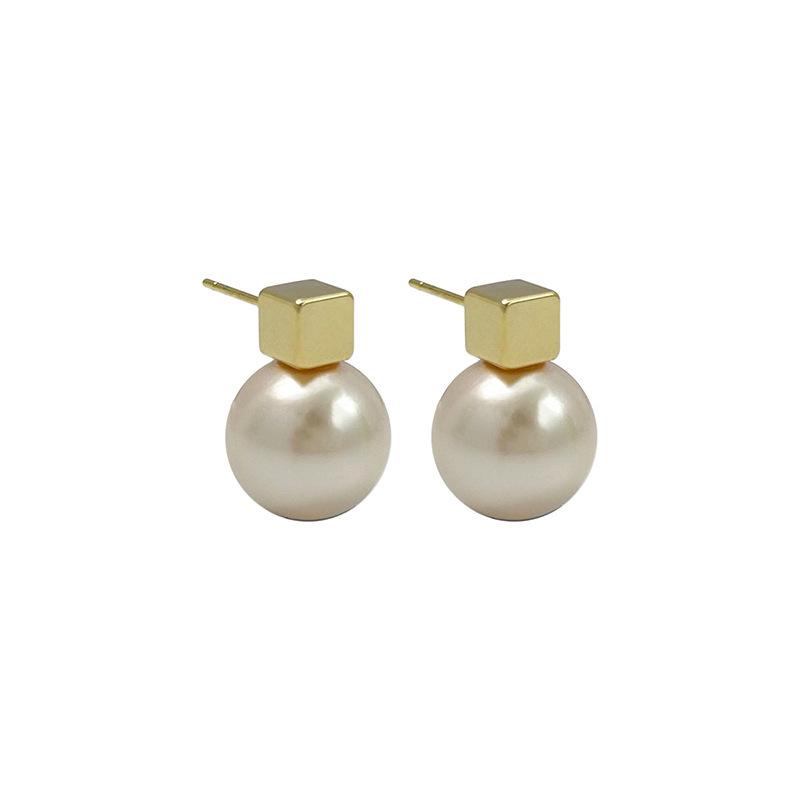 Hong Kong Style 3D Cube Pearl Earrings: French Light Luxury, High-End Simple Design for Women