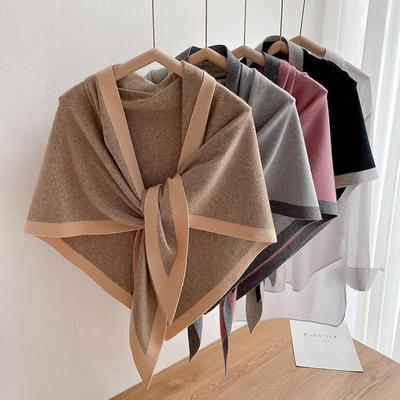 In Autumn and Winter, European and American Women Wear White Tower Warm Scarf and Shawl