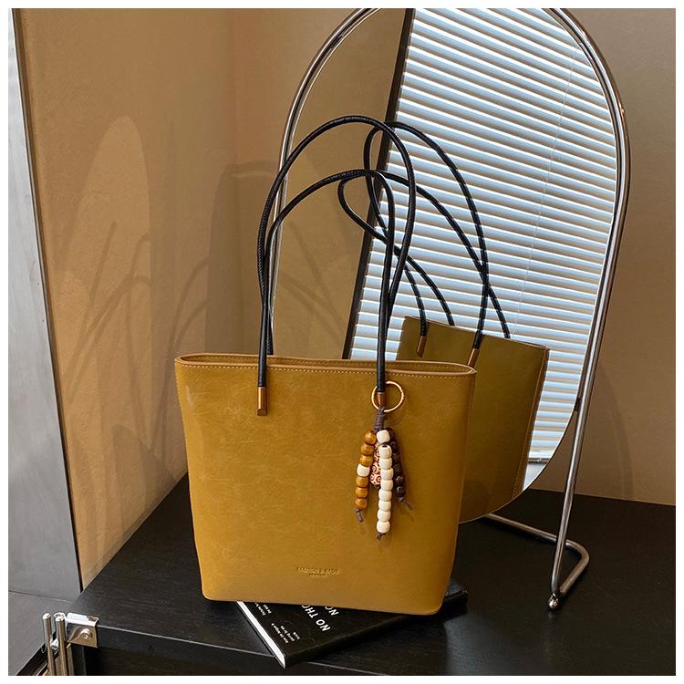 Frosted retro bag women's large-capacity new autumn and winter versatile simple shoulder bag commuting