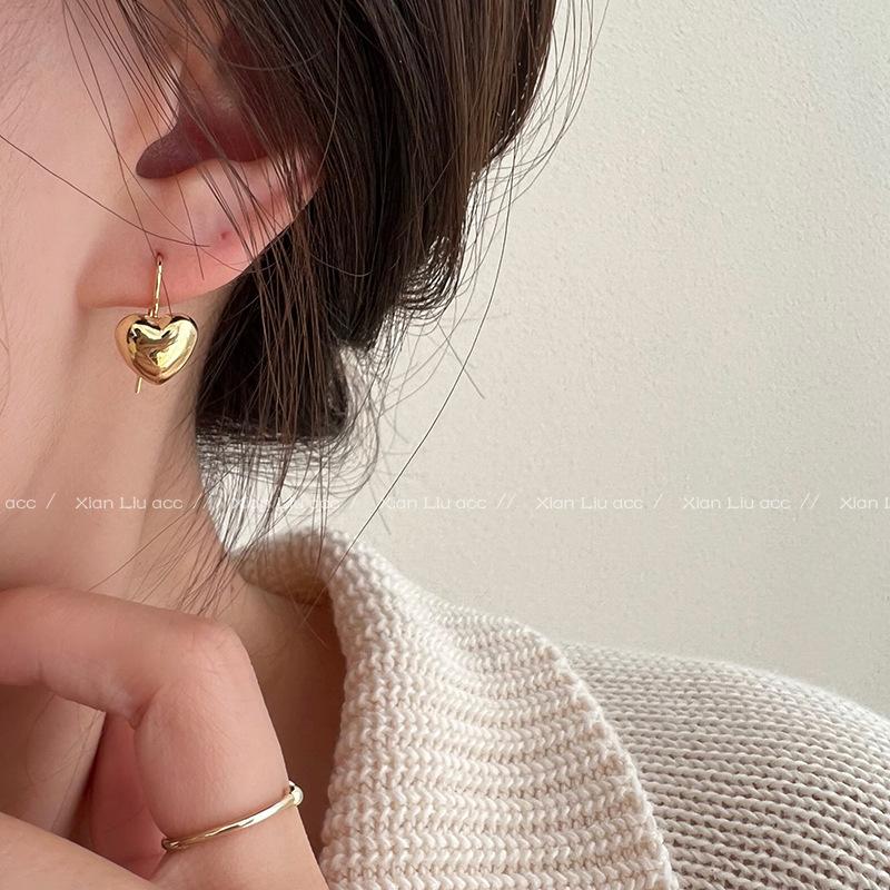 Gold love unique earrings women's new popular light luxury high-end heart earrings temperament stud earrings