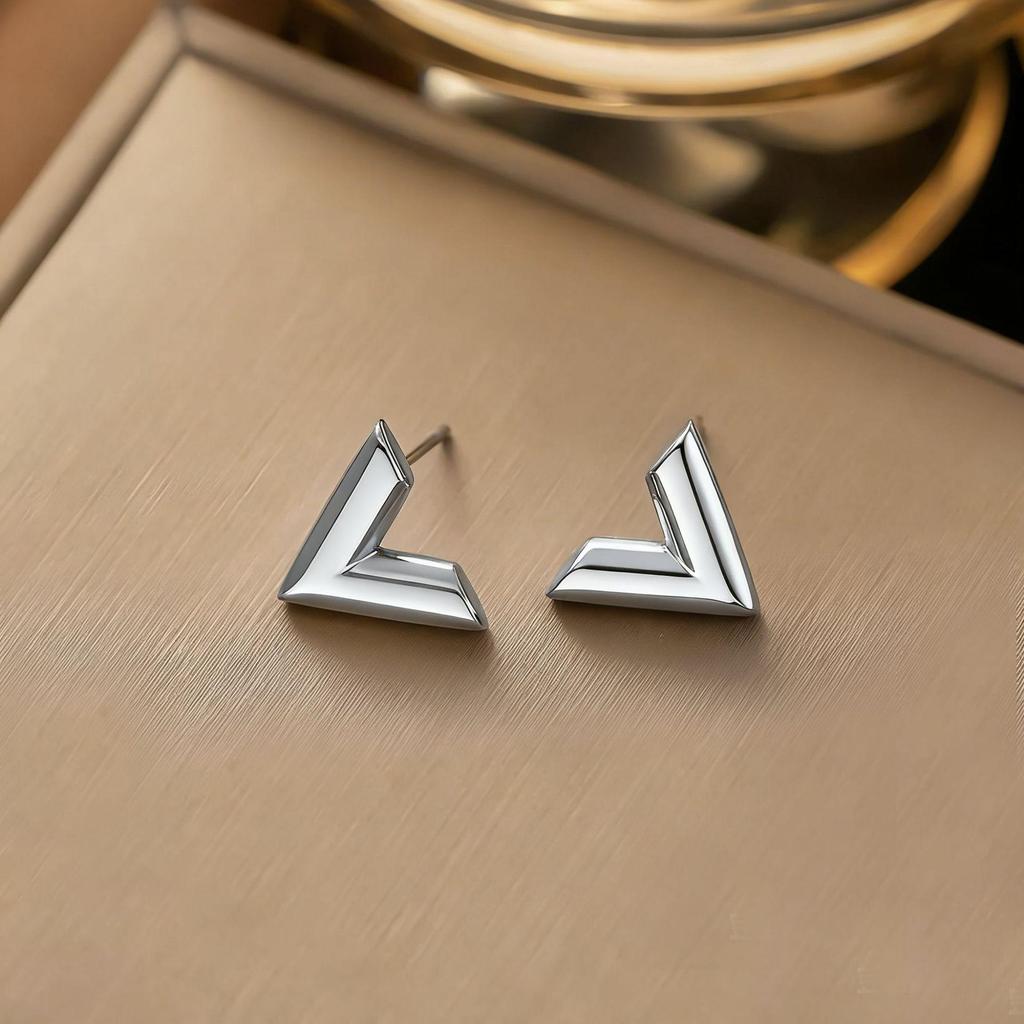 2024 Elegant Gold V Letter Necklace for Women - Summer Light Luxury Clavicle Chain, Tarnish-Resistant Tanabata Edition.