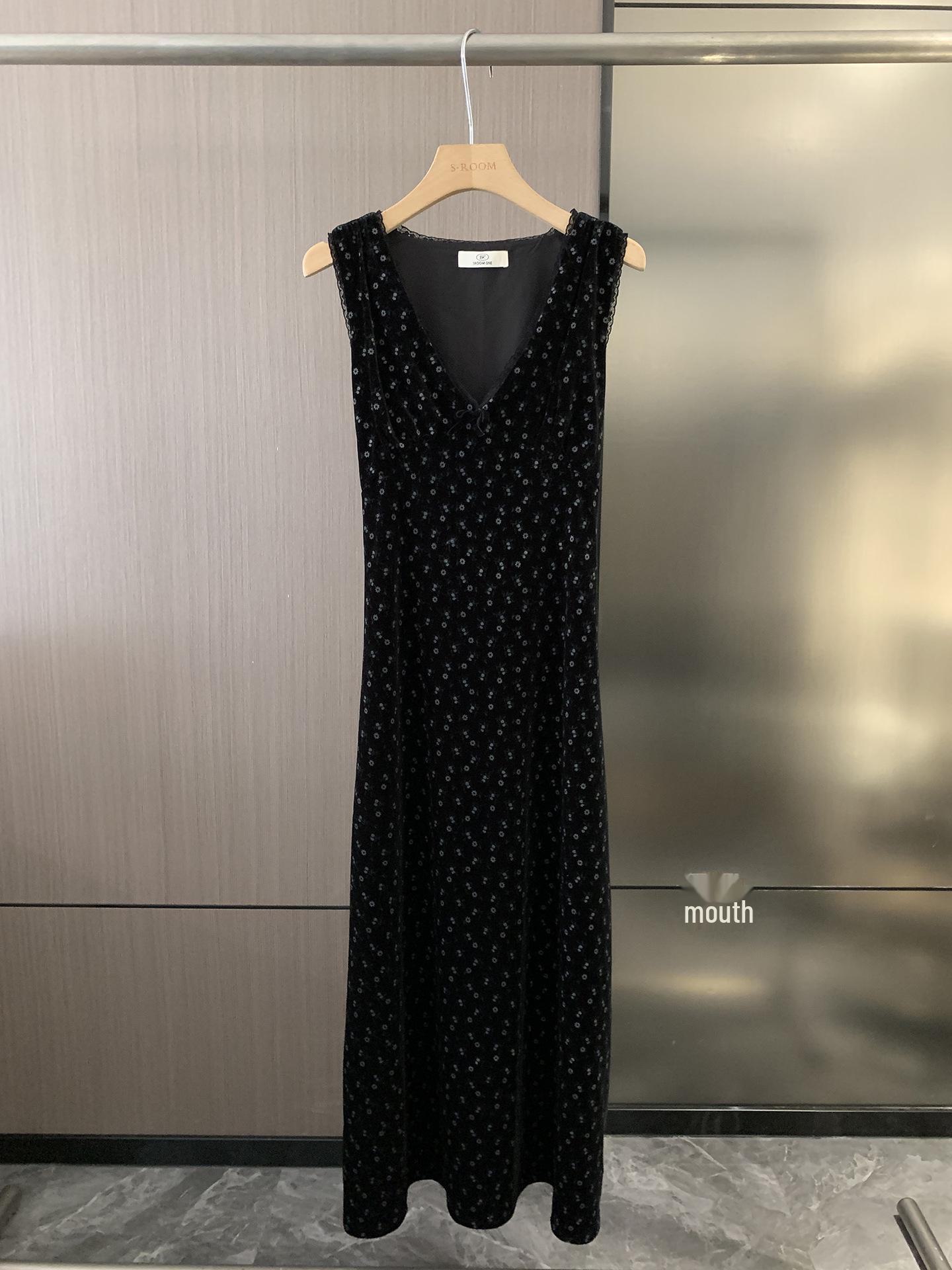 

Платье SROOM из бархата с французским V-образным вырезом и цветочным узором — облегающее, элегантное, в осенне-зимнем стиле. S чёрный