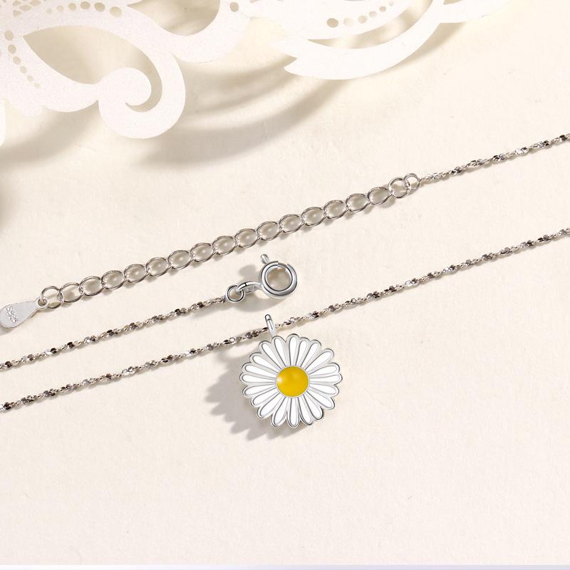 Compact Daisy Necklace Female Mori Compact Fresh Korean Version Delicate Compact Ins Wind Flower Epoxy Necklace