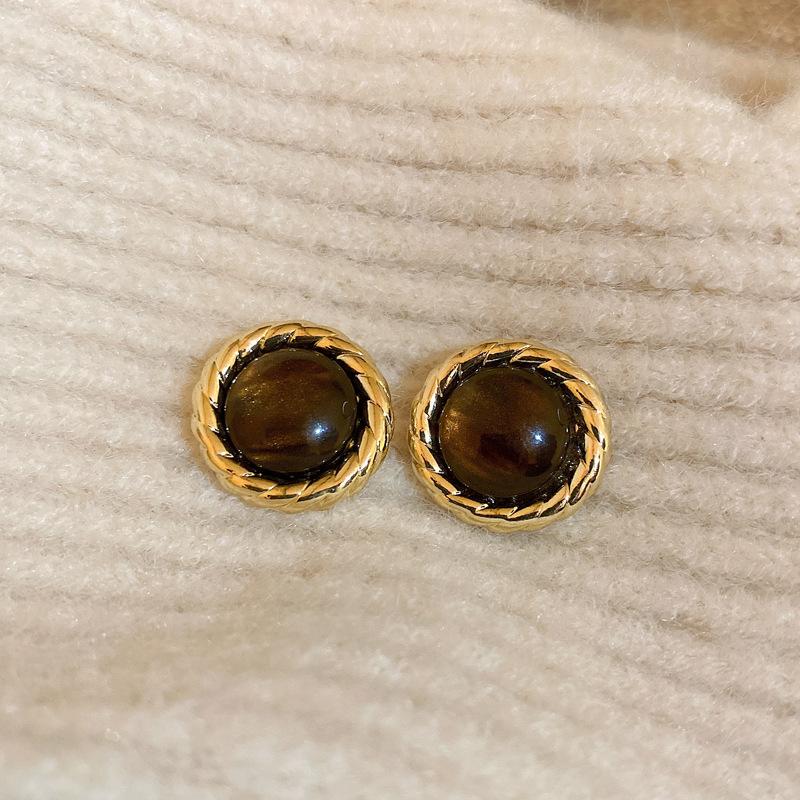 Maillard style retro tiger's eye stone round earrings women's autumn and winter high-end stud earrings small exquisite Internet celebrity jewelry