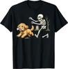 Camiseta Engraçada de Cão Goldendoodle Roubando Osso de Esqueleto para Halloween