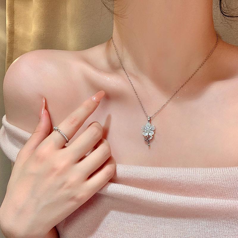 2026 Fresh Sweet Pearl Flower Pendant Necklaces for Women Girls Elegant Temperament Collarbone Necklaces Jewelry Accessories
