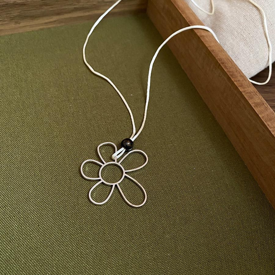 Flower Pearl Pendant Necklace Simple Collarbone Chain Sweater Chain for Women