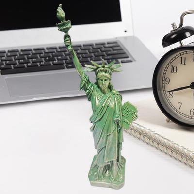 Desktop Statue of Liberty Resin Liberty Goddess Figurine USA Style Goddess Collection Home Office Decoration Gift for Family Friends