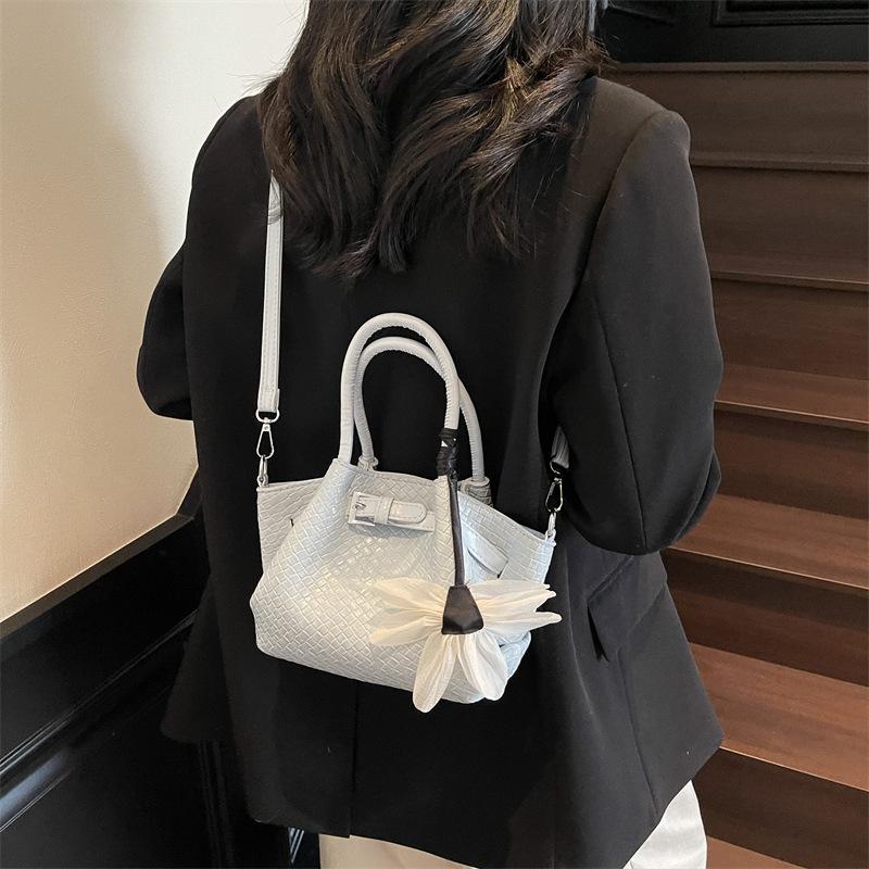 New hand-carried fashionable bucket bag women's 2025 spring Korean version simple temperament shoulder bag high-end messenger bag