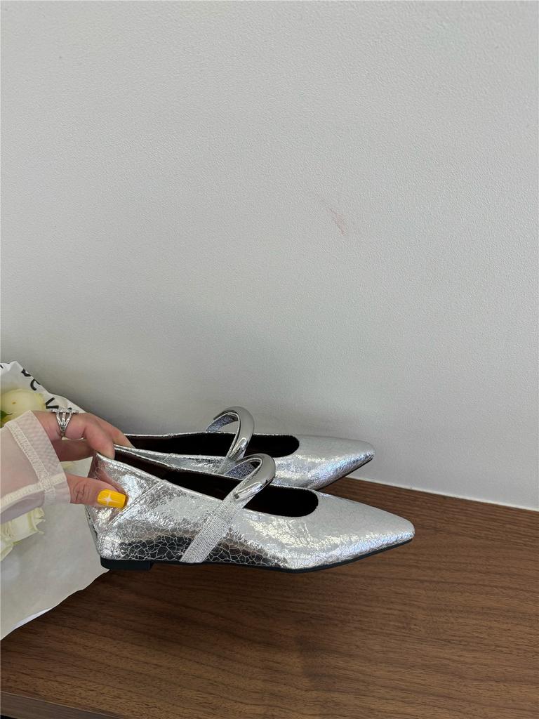 Xiaoxiangfeng inner height increase pointed Mary Jane shoes women's shoes 2025 spring and summer shallow mouth with skirt gentle evening single shoes