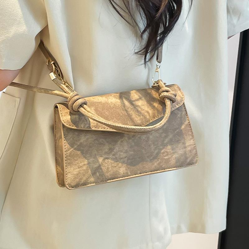 Ta mała kwadratowa torebka jest prosta, modna, wszechstronna i stylowa. To jednoramienna torba crossbody