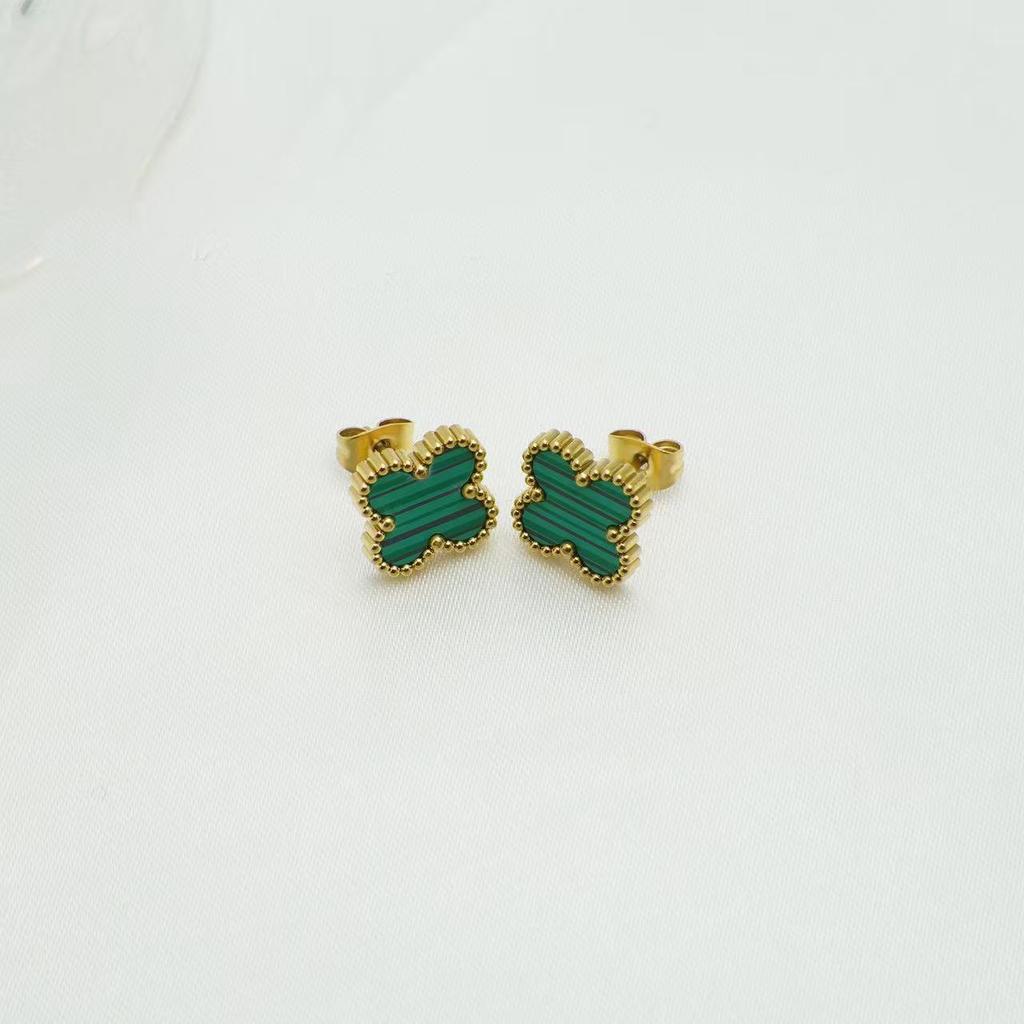 Boucles d'oreilles Clous Exquises et Minimalistes en forme de Trèfle à Quatre Feuilles en Acier Titane Résistantes au Ternissement Boucles d'oreilles Luxueuses et à la Mode