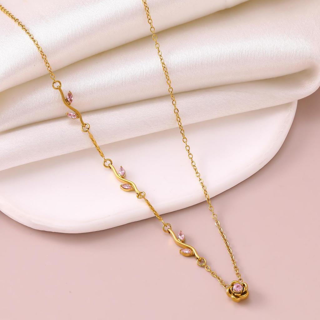 Titanium Steel Zirconia-Inlaid Necklace for Women - Luxurious, Versatile, and Exquisite Fashion Jewelry.