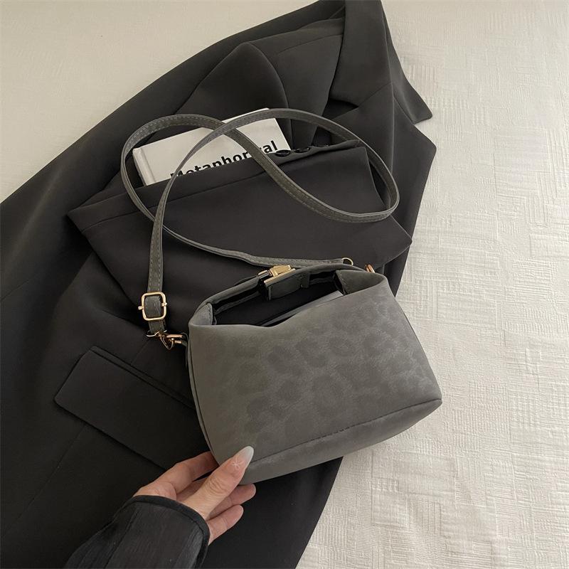 Fashion retro handbag Early autumn versatile shoulder messenger bag Casual bag Small square bag