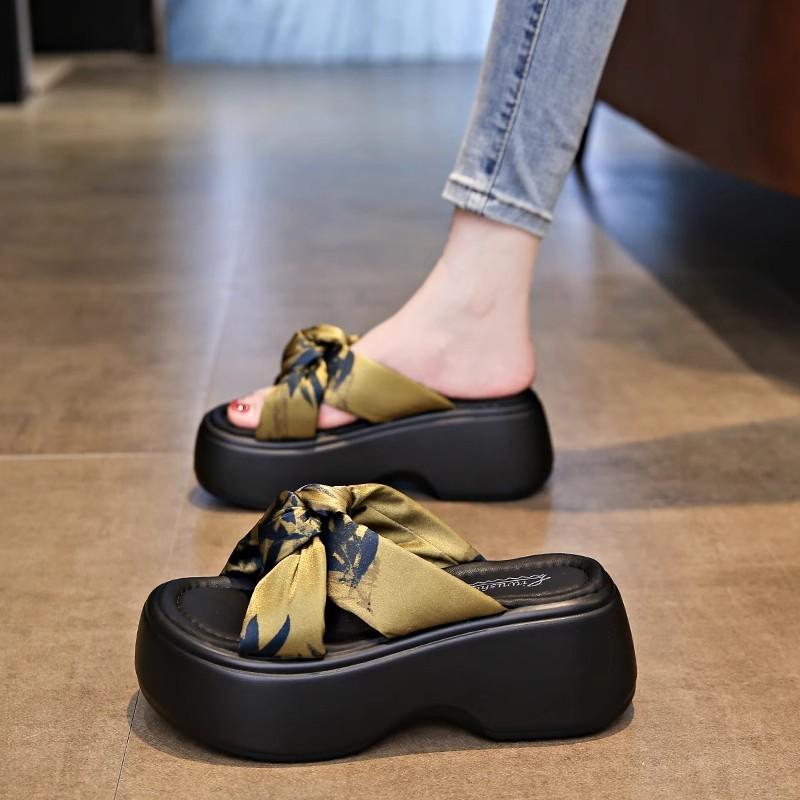 Thick-soled heightening slippers women's outer wear 2025 new national style women's one-word sandals with skirts casual beach shoes